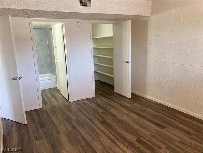 Building Photo - 585 S Royal Crest Cir