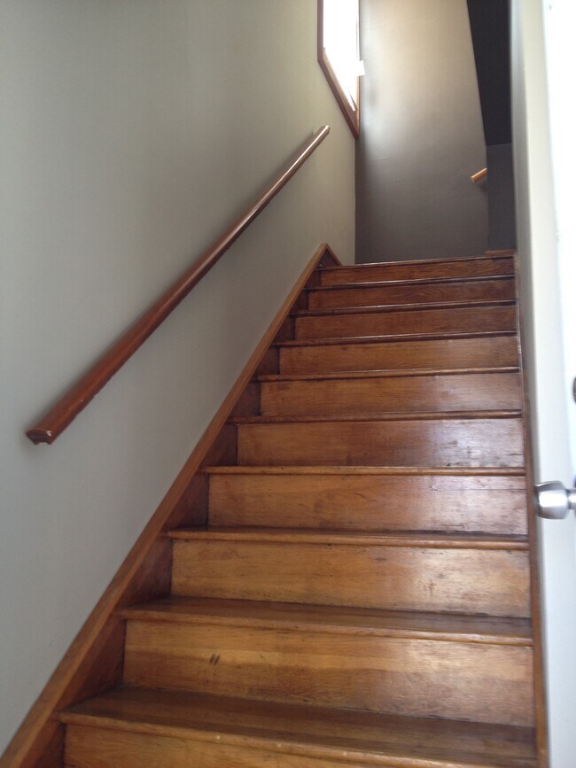 Staircase Entry - 923 Hillcrest E Dr