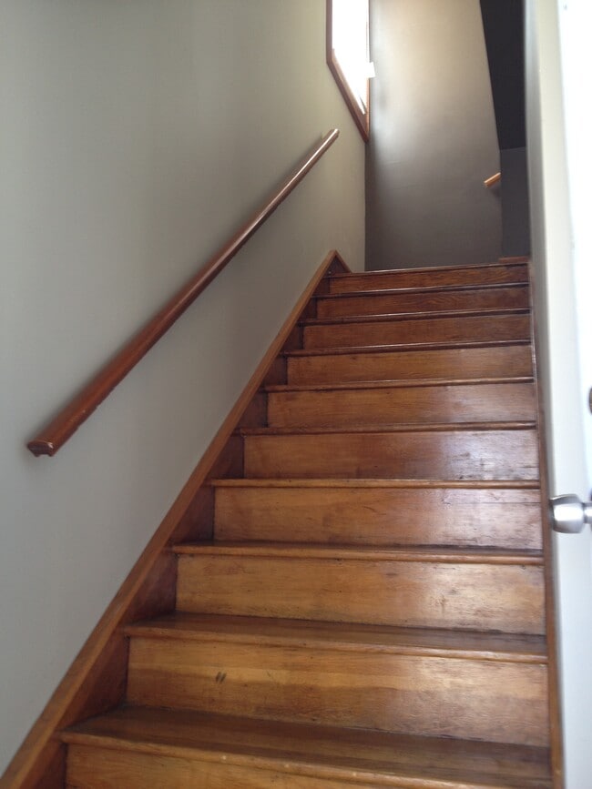 Staircase Entry - 923 Hillcrest E Dr