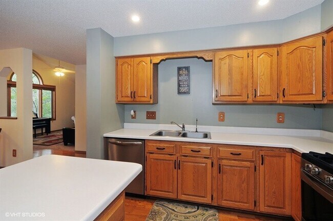 Foto del edificio - Spacious 5BR Home on Cul-de-Sac – Available June 1