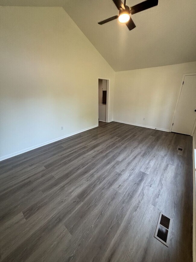 Building Photo - Fully Remodeled 3 Bed 2 bath