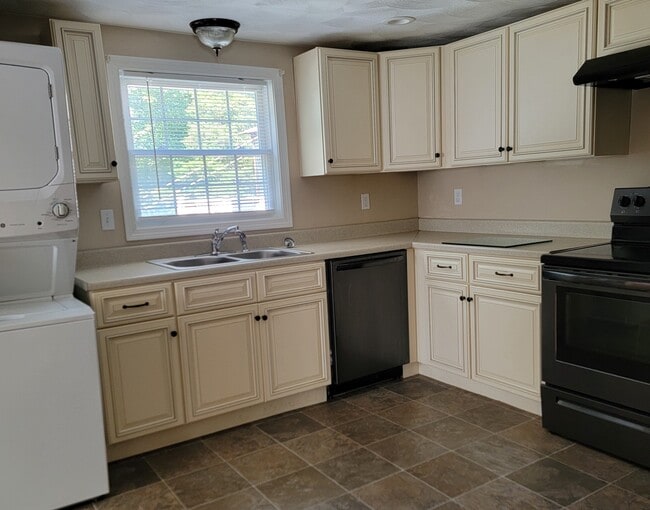 Kitchen - 11 Eagle Dr