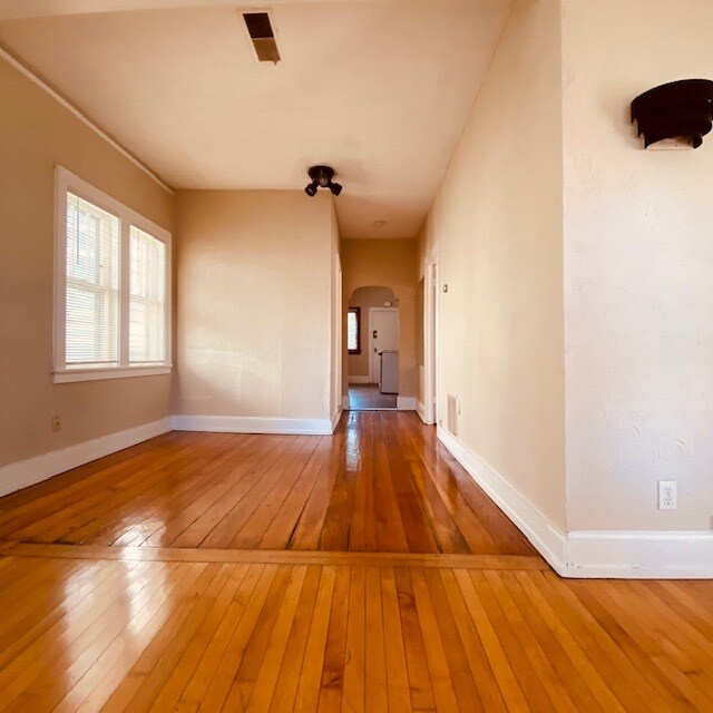 Foto del edificio - 2474 N Bartlett Ave