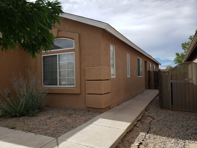 Foto del edificio - Westside  4 Bedroom 2 Bath with two car ga...