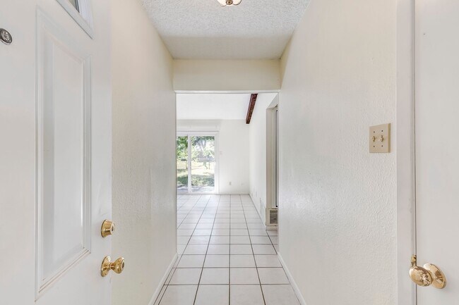 Foto del edificio - 2404 Andover Dr