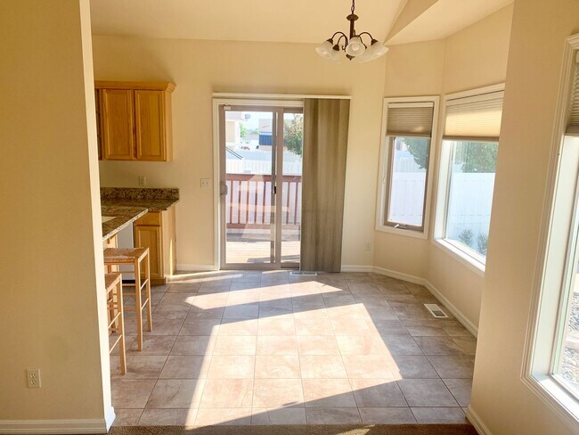 Foto del edificio - Beautiful 3 bed 2 bath condo on the west end!