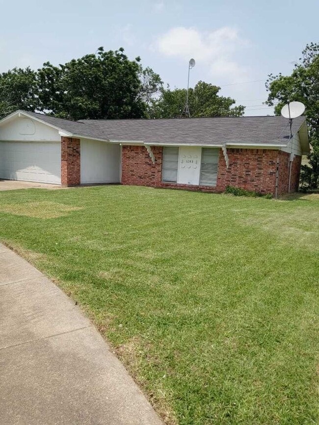 Building Photo - 1053 Western Hills Dr