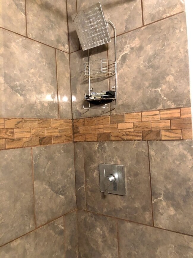 Building Photo - Huge 2 Bedroom in Mt Washington! Laundry - Central air - Available May 9th!