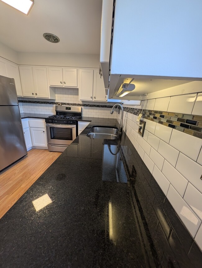 Building Photo - 3131 Lake Ave