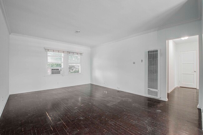 Foto del edificio - 8804.5 Belford Ave