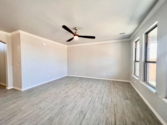 Building Photo - Beautiful Newer Townhome in Midland Tx! Go...