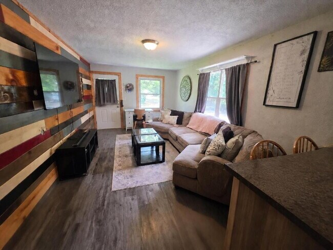 Foto del edificio - Country Living on 2.5 Acres Just Minutes from Eau Claire – 3 Bedroom Home with Bonus Rooms, Garag...