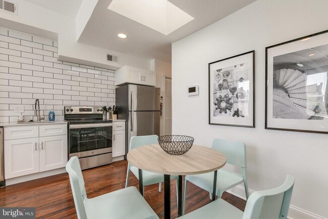 Building Photo - 1758 Park Ave