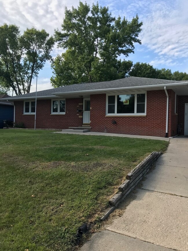 Building Photo - 2620 15th Ave N