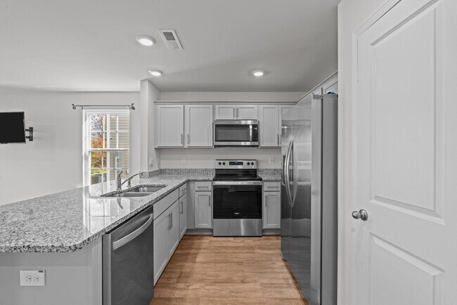 Foto del edificio - New Construction Townhome!