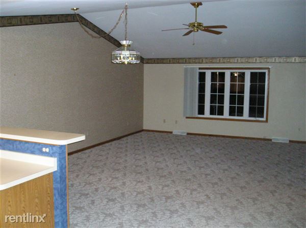Building Photo - 2700 Meadowbrook Rd