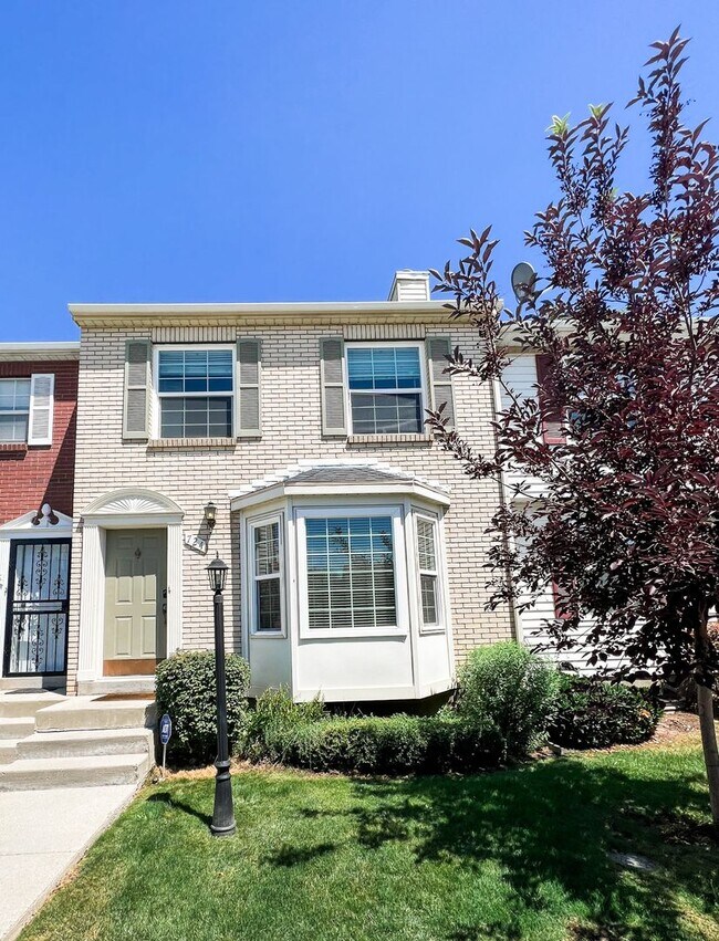 Building Photo - Great Town Home in Fantastic Location