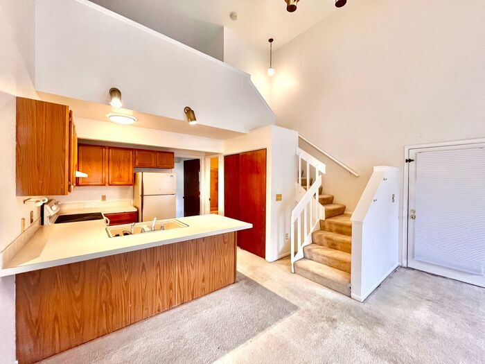 Foto principal - Spacious & Beautiful 1 Bedroom with a Loft...