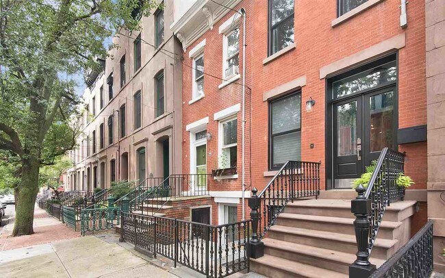 Building Photo - 724 Park Ave