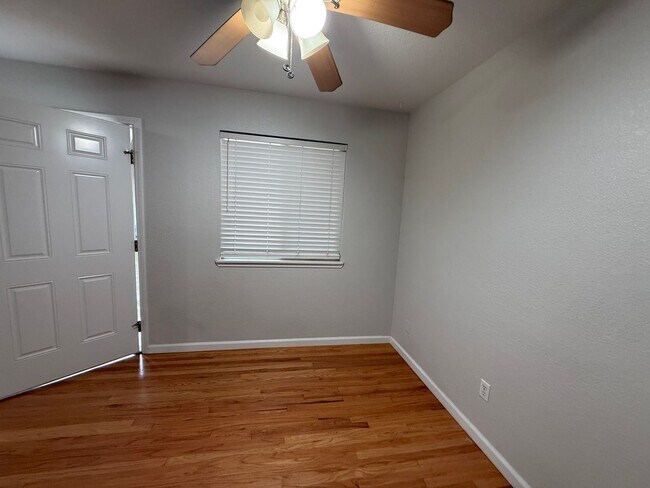 Foto del edificio - 1608 Rockrose Rd