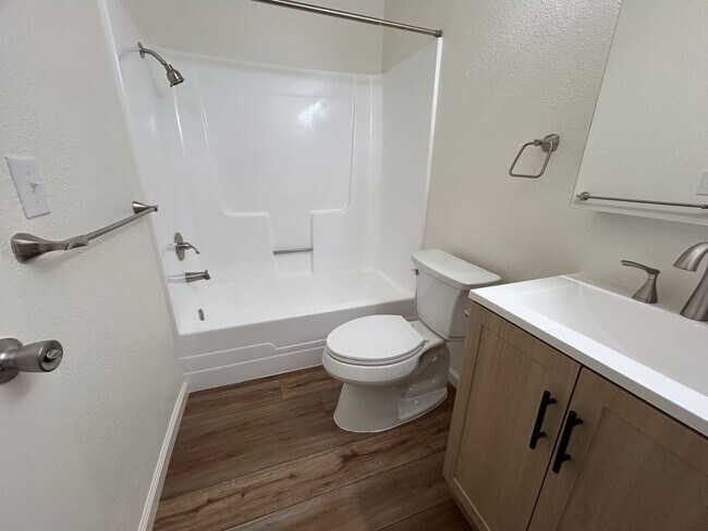 Foto del edificio - 2 Bedroom Duplex for Rent in Chico CA | Garage, Fireplace, Walk-In Closet, Backyard!