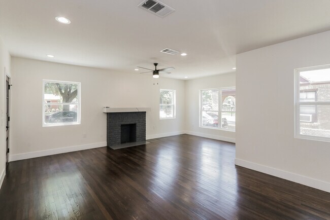Foto del edificio - Stylish and Modern Living Minutes from Dow...