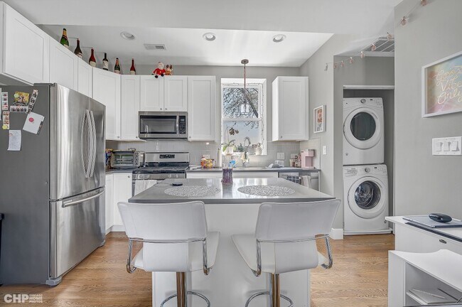 Foto del edificio - 2824 N Drake Ave