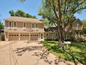 Building Photo - 316 1/2 E 7th Street Unit