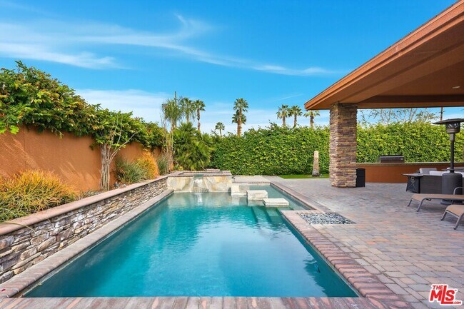 Building Photo - 50025-50021 Vía Aldea