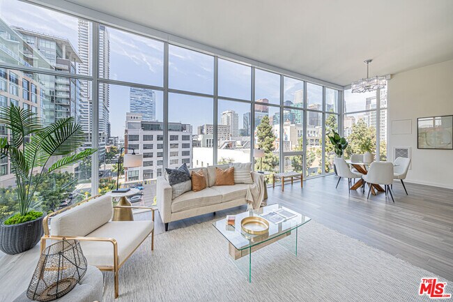 Foto del edificio - 1050 S Grand Ave