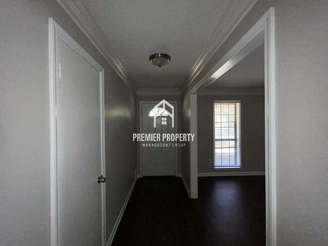 Building Photo - 385 Lakeshore Dr N