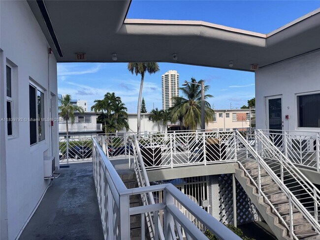Foto del edificio - 7440 Byron Ave