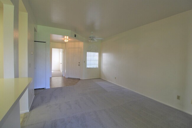 Foto del edificio - Really Cute Condo Available for Immediate ...