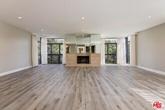 Building Photo - 323 N Palm Dr