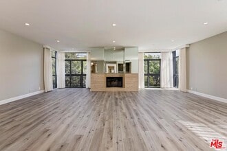 Building Photo - 323 N Palm Dr