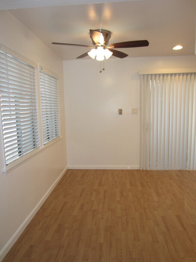 Foto del edificio - 8390 Walker St