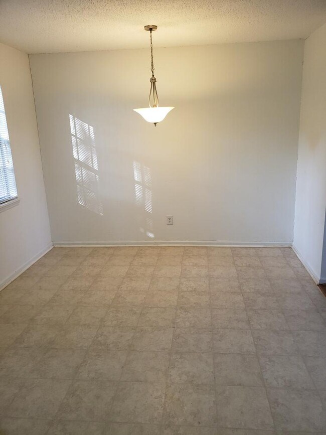 Building Photo - 1002 Willow Dr