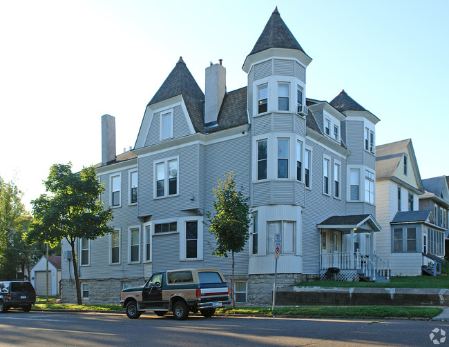 Building Photo - 628 Mendota St