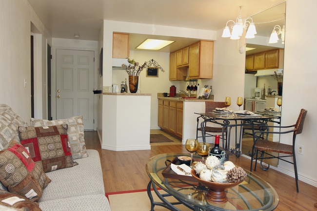 Sala de estar de 1 dormitorio - Cherry Plaza Apartments