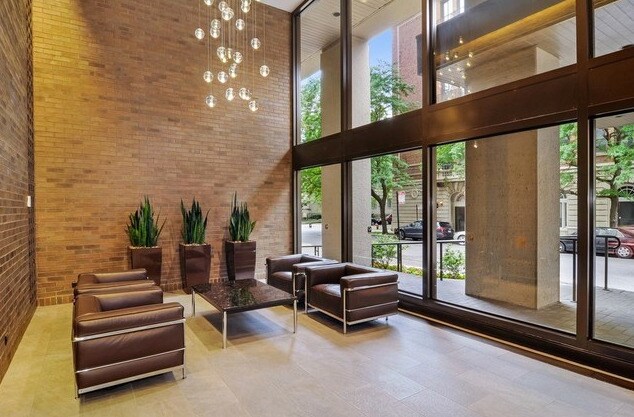 Foto del edificio - 2650 N Lakeview Ave