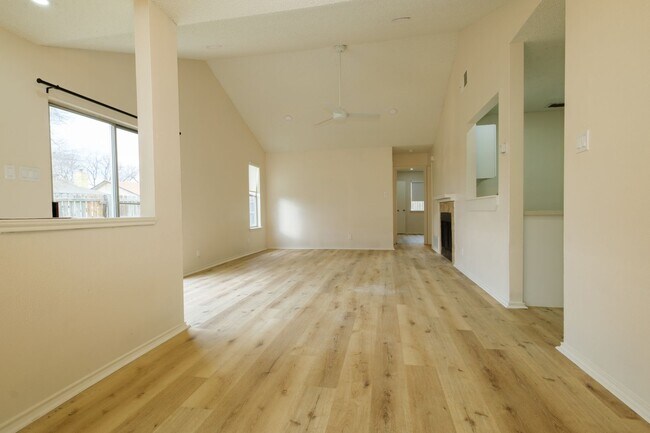 Building Photo - Woodlake ~ 2 Bedroom Duplex