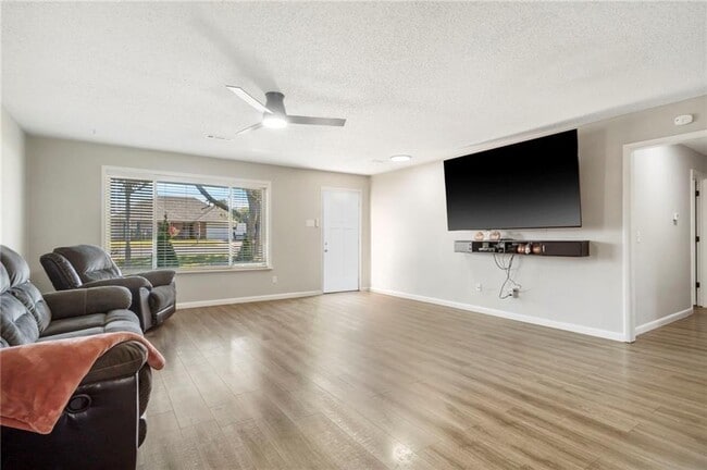 Foto del edificio - 1306 N Silent Grove Rd