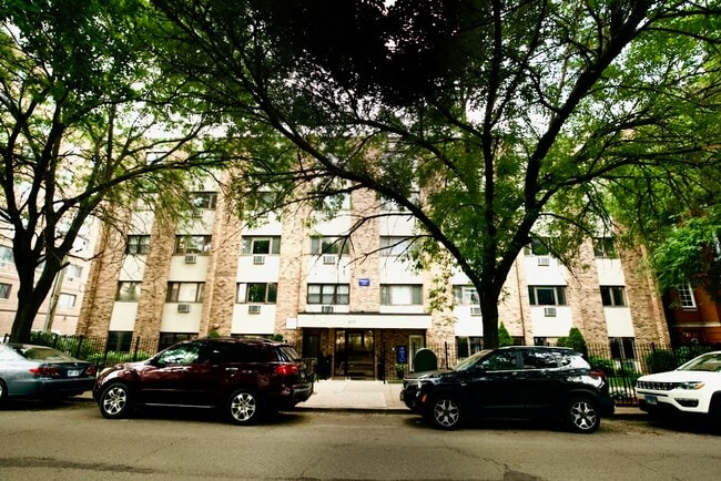 Building Photo - 650 W Wrightwood Ave