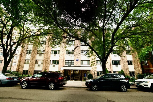 Building Photo - 675 W Wrightwood Ave