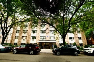 Building Photo - 650 W Wrightwood Ave