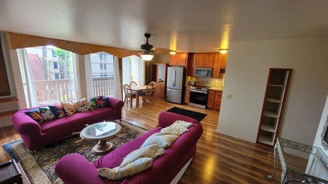 Building Photo - Luxury 2 Bedroom Fully Furnished Town Home...