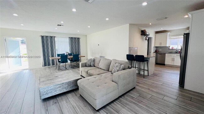 Building Photo - 911 N 14th Ave