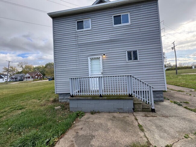 Building Photo - Charming 4-Bedroom Property in Prime Location (SECTION 8 VOUCHERS ACCEPTED)