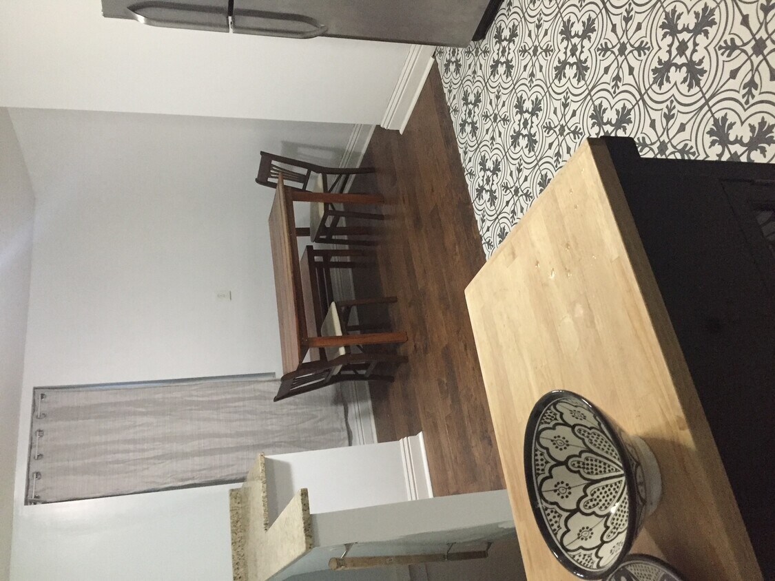 Primary Photo - 1426 N Avers Ave