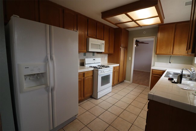 Building Photo - 2314 Lone Pine Dr